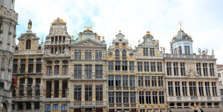 Téléchargez les photos : Bruxelles, B, Belgique - 19 août 2022 : Maisons de la Société du XVe siècle sur la place principale - en image libre de droit
