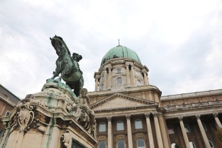 Foto de Budapest, B, Hungría - 18 de agosto de 2023: Estatua del Príncipe Eugenio en el Castillo de Buda en la colina de Europa y la Cúpula - Imagen libre de derechos