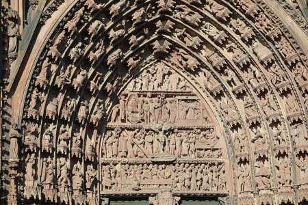 Foto de Detalle artístico de Puerta de la antigua catedral de Estrasburgo en Francia - Imagen libre de derechos