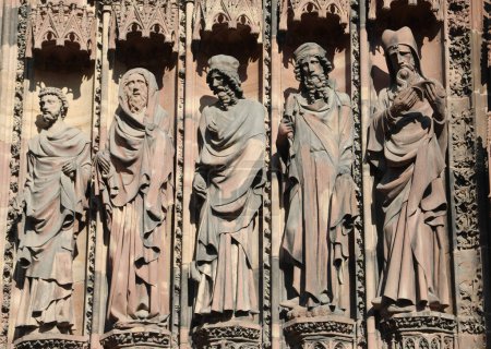 Foto de Detalle de estatuas antiguas de personajes religiosos y bíblicos en la Catedral de Estrasburgo en Francia Europa - Imagen libre de derechos