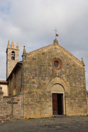 Téléchargez les photos : Eglise de Sainte Marie de l'Assomption dans le village de Monteriggioni en Toscane près de Sienne en ITALIE - en image libre de droit