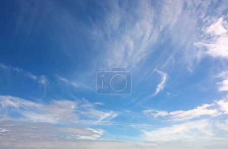 Téléchargez les photos : Fond de nuages blancs et ciel bleu idéal comme fond comme un concept de prévisions météorologiques ciel clair - en image libre de droit
