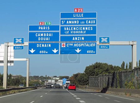 Téléchargez les photos : Grand panneau routier avec les emplacements français pour rejoindre la ville de Paris ou Lille - en image libre de droit