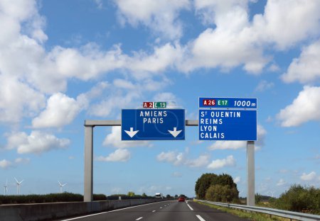 Foto de Gran señal de tráfico con los lugares franceses para llegar a la ciudad de París o Amiens o Reims o Lyon - Imagen libre de derechos