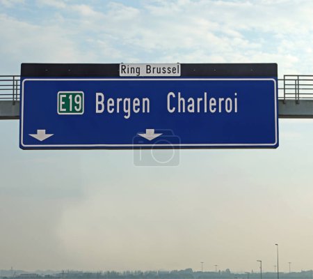 Téléchargez les photos : Panneau routier des autoroutes belges près de Bruxelles avec indication de l'aéroport et de la ville de Bergen - en image libre de droit