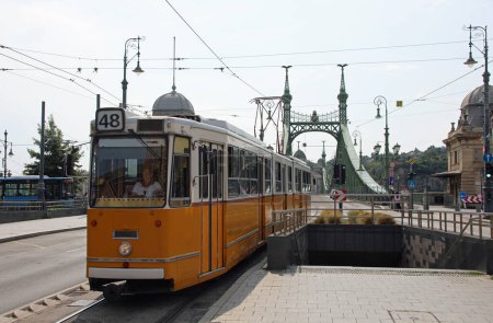 Téléchargez les photos : Tram numéro 48 près du passage souterrain piétonnier pour le transport de touristes dans la ville de Budapest capitale de la Hongrie en Europe - en image libre de droit