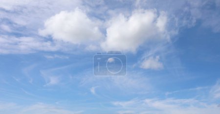 Téléchargez les photos : Fond de nuages blancs et hauts et ciel bleu idéal comme fond comme concept de prévision météorologique ciel clair - en image libre de droit