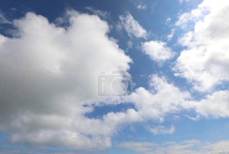 Téléchargez les photos : Ciel bleu avec des nuages et un soleil dans le coin idéal comme arrière-plan pour les prévisions météorologiques - en image libre de droit