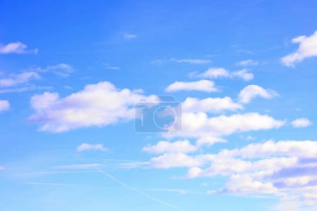 Téléchargez les photos : Ciel bleu avec des nuages blancs idéal comme fond naturel ou pour les prévisions météorologiques - en image libre de droit