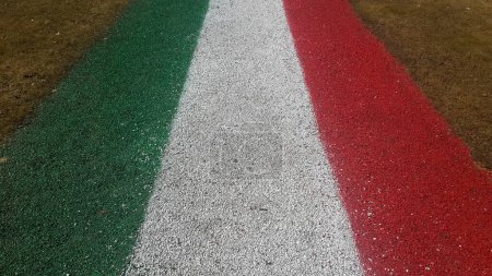 Foto de Gran rojo blanco verde bandera italiana dibujada con pintura en la calle ancha - Imagen libre de derechos