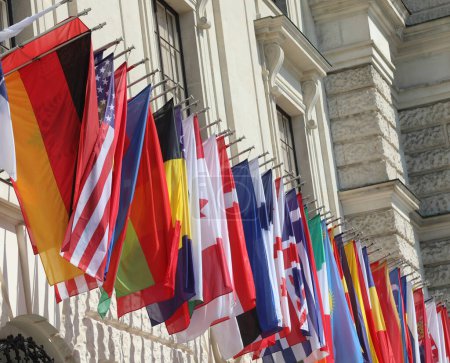 Foto de Banderas de los países del mundo colgadas durante el encuentro internacional - Imagen libre de derechos