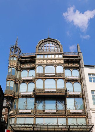 Foto de Bruselas, B, Bélgica - 18 de agosto de 2022: La fachada de los grandes almacenes de la Antigua Inglaterra es ahora el Museo de Instrumentos Musicales MIM - Imagen libre de derechos