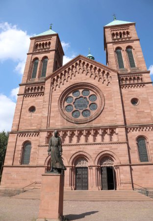 Téléchargez les photos : Strasbourg, FRA, France - 16 août 2022 : Eglise catholique Saint-Pierre-le-Jeune avec statue de Charles Foucauld - en image libre de droit
