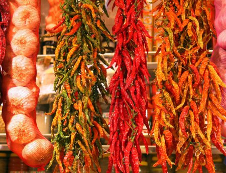 Foto de Tienda de especias bien surtida con ajo y pimientos picantes en el mercado local - Imagen libre de derechos