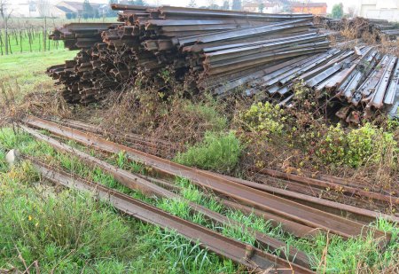 Foto de Pilas de piezas largas de hierro utilizadas para rieles de tren - Imagen libre de derechos