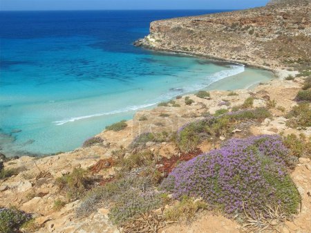 Paisaje con mar de la isla de Lampedusa en el sur de Italia en el mar Mediterráneo en verano