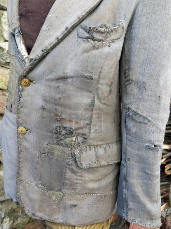 Téléchargez les photos : Très vieille veste usée et minable utilisée par l'agriculteur à la campagne - en image libre de droit