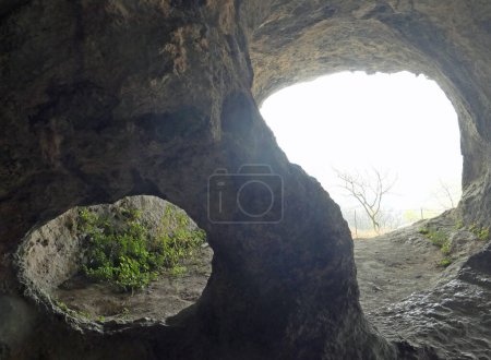 Foto de Interior de una cueva excavada fuera de la montaña rocosa utilizada en la era prehistórica por los hombres primitivos como refugio y vivienda - Imagen libre de derechos