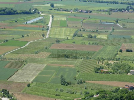 amplio panorama visto desde arriba de la llanura con los campos cultivados divididos en formas geométricas en primavera