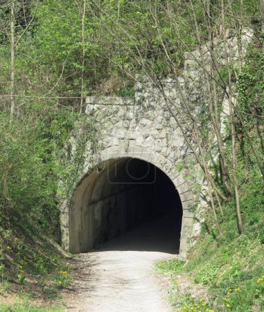 Foto de Carril bici que pasa dentro de un túnel oscuro una vez utilizado por el ferrocarril - Imagen libre de derechos