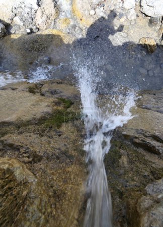 Foto de Cascada del arroyo de montaña vista desde arriba la fuente de agua potable fresca - Imagen libre de derechos