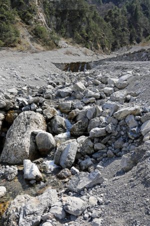 Téléchargez les photos : Ravin de pierre avec peu d'eau en raison du phénomène karstique qui fait couler le ruisseau sous terre sans personnes - en image libre de droit