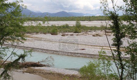 Foto de Ancho lecho del río Tagliamento que recoge agua de todo el noreste de Italia - Imagen libre de derechos