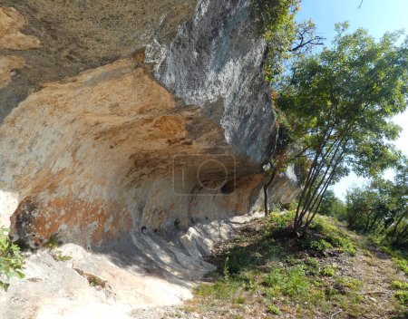 Foto de Cueva excavada en la roca utilizada en la prehistoria por los hombres primitivos como refugio - Imagen libre de derechos