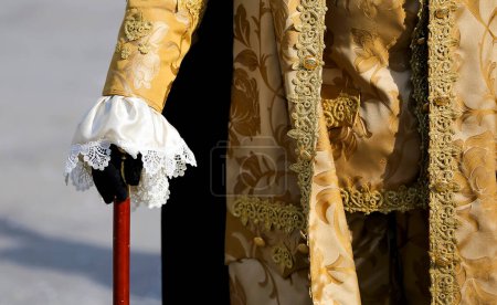 Téléchargez les photos : Habillé d'un noble vénitien qui tient le bâton dans le gant de sa main et les vêtements vintage - en image libre de droit