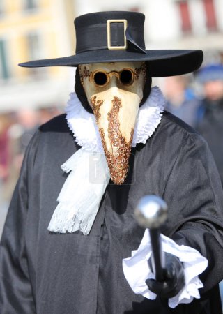 Foto de Máscara veneciana con pico llamado traje de médico de la peste. El pico largo sirvió como filtro para visitar a los enfermos - Imagen libre de derechos