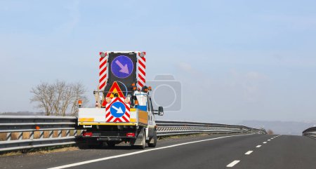 obras de camiones y carreteras en la carretera sin personas durante el mantenimiento