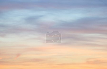 Téléchargez les photos : Couleurs pastel du coucher de soleil dans le ciel sans soleil avec les nuages idéal comme fond romantique naturel - en image libre de droit