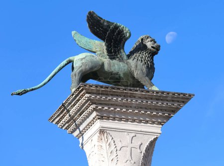 Téléchargez les photos : Le lion ailé symbole de VENISE avec le fond du ciel bleu - en image libre de droit