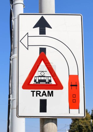 Großes Verkehrsschild mit Hinweisschildern zum Überqueren von Straßenbahngleisen in der Stadt
