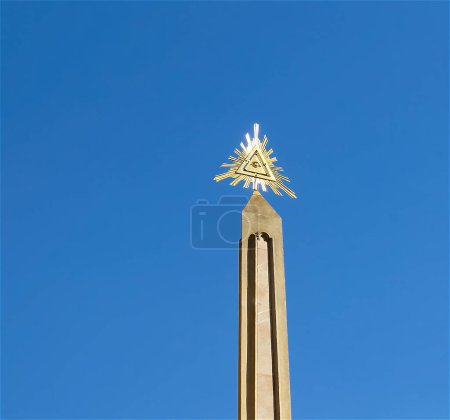 Téléchargez les photos : Obélisque très haut avec l'oeil de providence en métal doré au-dessus - en image libre de droit