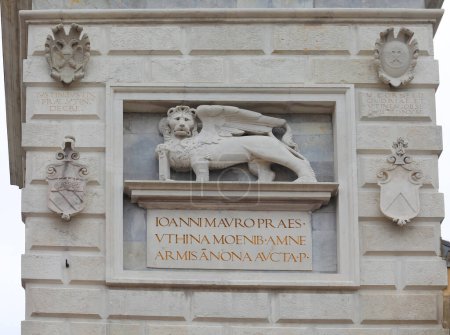 Téléchargez les photos : Udine, UD, Italie - 27 décembre 2023 : Lion de Saint-Marks ailé et texte décrivant la personne qui gouverna Venise au XVIe siècle - en image libre de droit