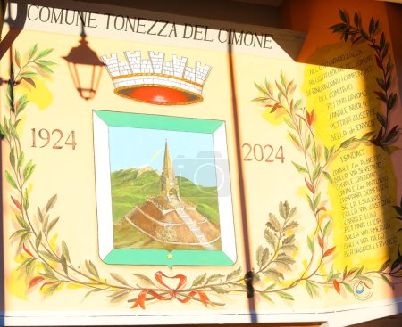Foto de Tonezza del Cimone, VI, Italia - 4 de enero de 2024: gran mural para el centenario de la fundación del Municipio de Tonezza en la Región del Véneto - Imagen libre de derechos