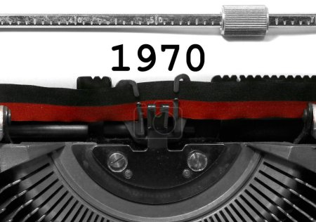 Foto de Texto 1970 escrito con la máquina de escribir vintage en papel blanco - Imagen libre de derechos