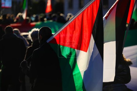 viele palästinensische Flaggen, die von Demonstranten während des Protestmarsches für Freiheit und Unabhängigkeit getragen wurden