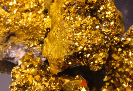 Foto de Serie de piedras doradas de varios tamaños con reflejos dorados brillantes - Imagen libre de derechos