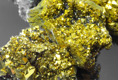 Serie goldener Felsen in verschiedenen Größen mit glitzernden Goldreflexen