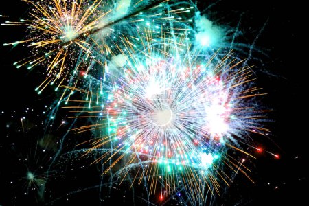 Téléchargez les photos : Affichage de feux d'artifice colorés avec des explosions colorées dans la nuit pendant les célébrations - en image libre de droit