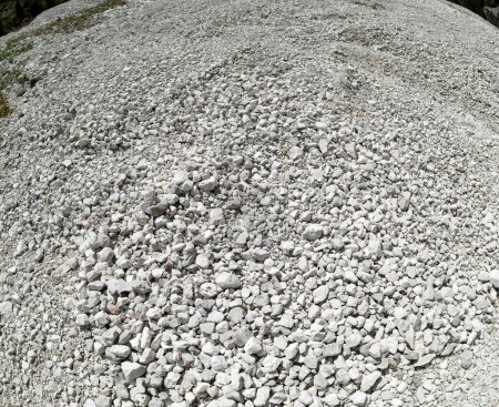 Téléchargez les photos : Détail de ravin graveleux de éboulis de montagne avec effet super grand angle sans personnes en été - en image libre de droit