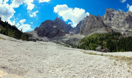 Téléchargez les photos : Paysage montagneux avec des montagnes ciel bleu et une pente de éboulis avec de nombreux rochers en été sans personnes - en image libre de droit