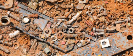 Téléchargez les photos : De nombreux objets métalliques rouillés usagés cassés dans le recyclage pour la récupération de matériaux en fer - en image libre de droit