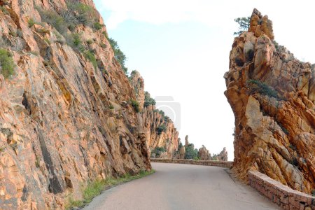 Foto de Increíbles rocas rojas llamadas Badlands o Calanches en Córcega en Francia sin gente - Imagen libre de derechos