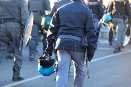 Vicenza, VI, Italia - 20 de enero de 2024: policía en equipo antidisturbios durante la manifestación de protesta con cascos y escudos