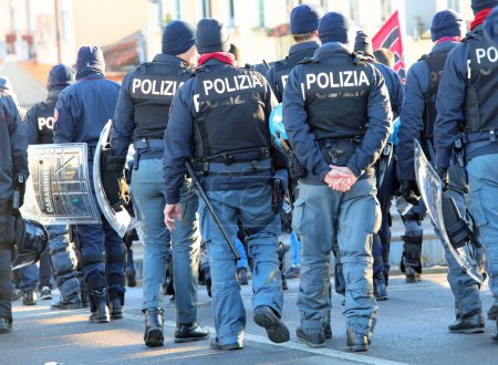 Téléchargez les photos : Vicence, VI, Italie - 20 janvier 2024 : la police en tenue anti-émeute lors de la manifestation de protestation avec casques et boucliers - en image libre de droit