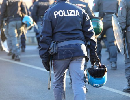 Téléchargez les photos : Vicence, VI, Italie - 20 janvier 2024 : la police en tenue anti-émeute lors de la manifestation de protestation avec casques et boucliers - en image libre de droit