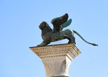 Téléchargez les photos : Venise, VE, Italie - 13 février 2024 : Lion ailé symbole de la République Sérénissime de Venise et du ciel bleu - en image libre de droit